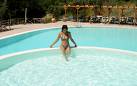 La piscina, sullo sfondo Urbino